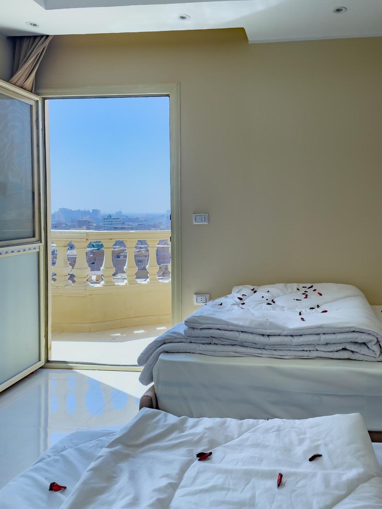 Jumeirah Pyramids View Inn Kafrat al Jabal Exterior foto